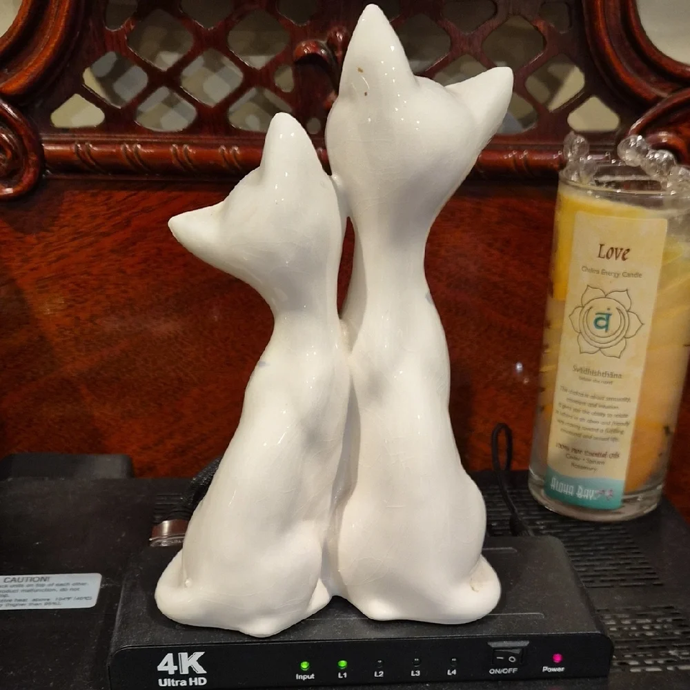 Japna White Cat Figurine with Floral Accents - Picture 4 of 4